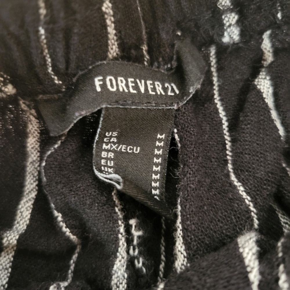 Forever 21 Women's‎ Black Stripe Casual Shorts - Picture 2 of 6